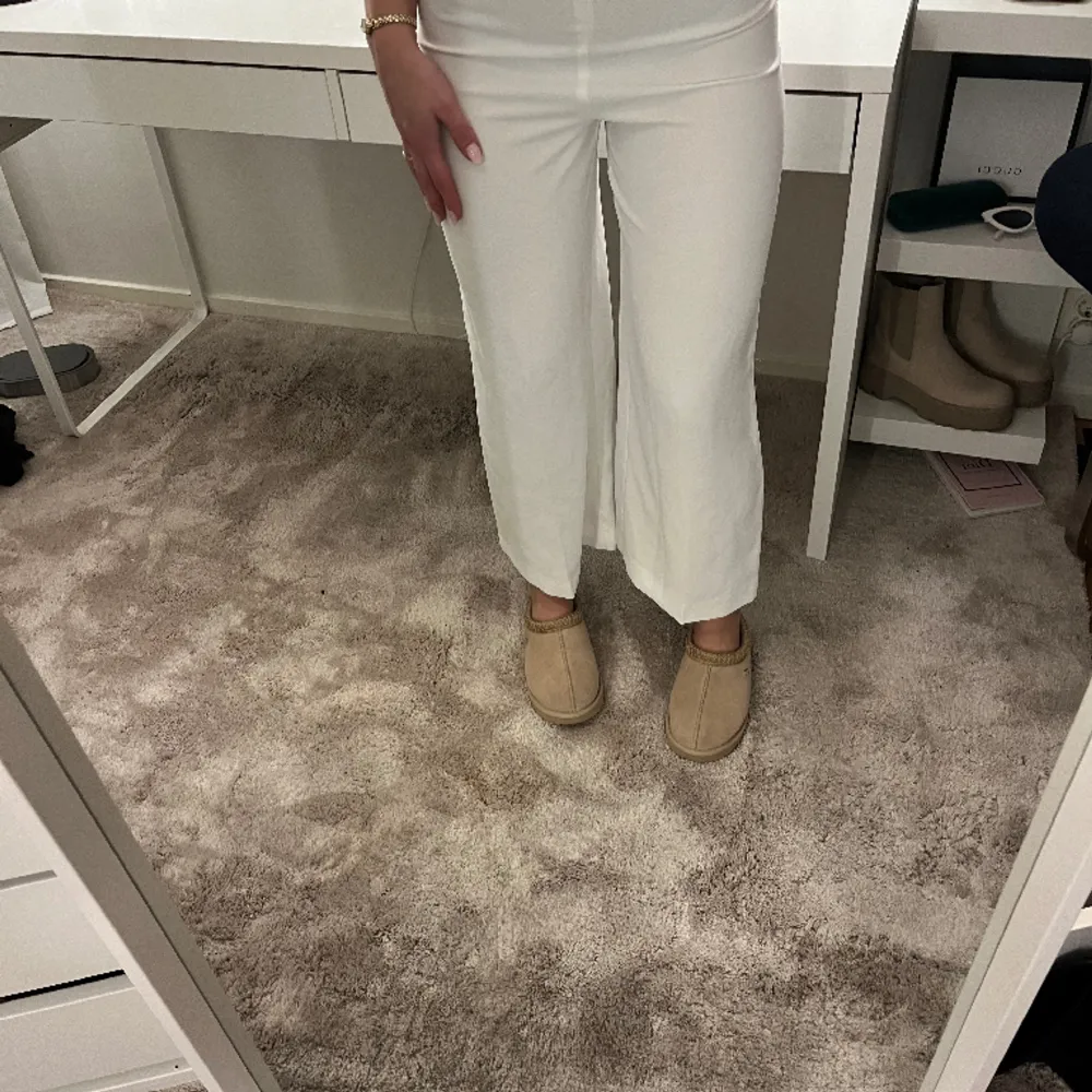 Superfina vita kostymbyxor som är lite mer ”sladdriga” och vida, inga defekter, högmidjade och lite för korta för mig🤗. Jeans & Byxor.