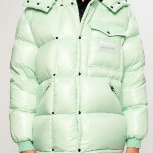 Pistasch grön Moncler jacka - Vi har två styckna Moncler dunjackor Dem är väldigt varma och sköna  Lite använda  En styck i storlek S och en i M (men är nästan mer som L men att går att dra in med dragsnoddar) 1 300kr per st