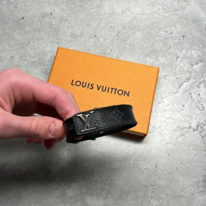 LV armband  - Snyggt lv band. Og grejer följer med och digitalt kvitto finns. Priset är spikat 📌