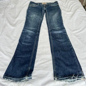 Lågmidjade bootcut jeans  - supersnygga lågmidjade bootcut jeans med coola fickor!💗säljer pga för små då jag är 182cm lång, men passar någon 175cm eller kortare💕 skriv om du har några funderingar✨