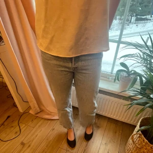 Levis jeans - Jättesnygga ljusblå Levi’s jeans i modellen ribcage 👖✨ Säljer pga för små för mig men jättebra skick