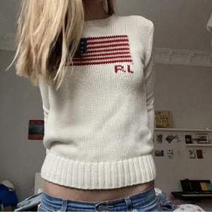 Såå fin Ralph lauren tröja helt i nyskick, som aldrig har används. Väldigt eftertraktad och nypris är 4595kr🫶Storlek xs/s💗