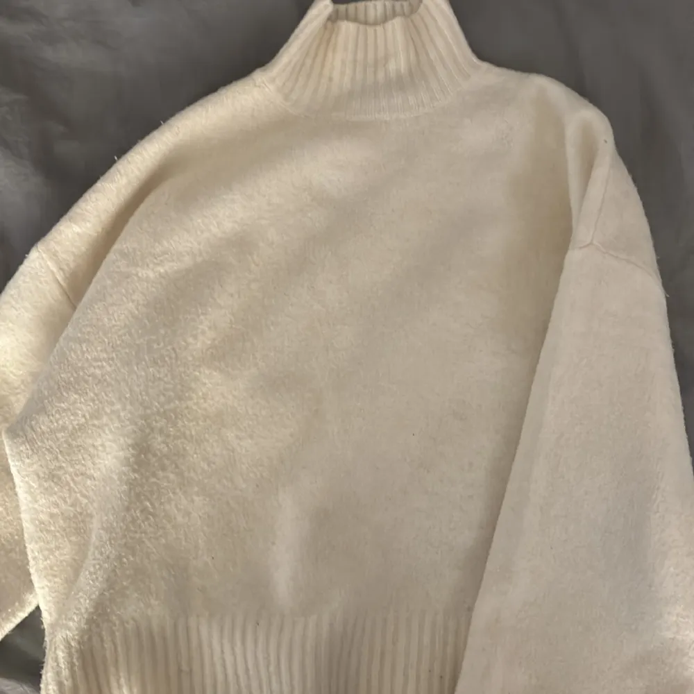 mysig vit stickad tröja med lite krage från zara. bara andvänd några gånger. Stickat.