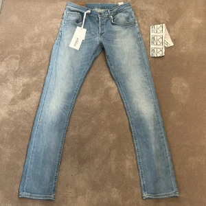 Dondup jeans - Säljer dessa feeta Dondup jeans i modellen richie. Dem sitter precis som George och är i nyskick. Köpta på Nk under rean för 2100. Kvitto och tag finns! Skick 10/10 Skriv vid minsta intresse!