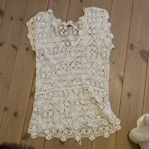 Söt virkad topp - Super fin virkad topp från esprit! Storlek xl/l men passar nog också som m. Perfekt till vår och sommaren!