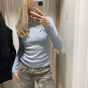 Långärmad blå tröja - Topp från brandy Melville med små hjärtan på! Älskar men har för många liknande tröjor💗