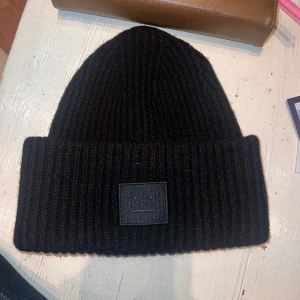 Acne mössa svart - Knappt använd, i väldigt bra skick💗nypris 1600kr