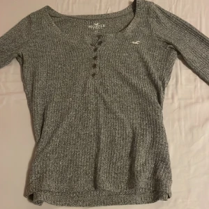 Farfarströja från hollister - Säljer denna topp/tröja från hollister. Jätte bra basplagg och sååå skön!! Skriv vid intresse/frågor. Pris går att diskuteras. Postar eller möts upp i Stockholm! ❤️