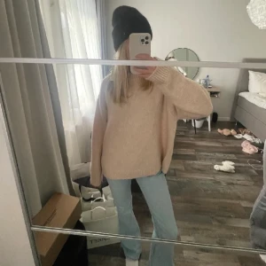 Stickad tröja - Säljer min favorit stickad! Storlek L men sitter bra på mig som har XS/S💕 bra skick!