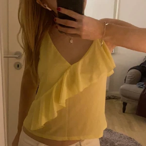 Topp - Super fin topp från H&M. Har används en gång och kommer inte till använding. Inga defekter, precis som ny❤️
