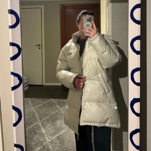 Varm vinterjacka - Jätteskön & super varm, perfekt för den extra ruskiga kylan! Jag är en S och skulle säga att det är mer en M/L. Den är som en glansig pärlvit i färgen. Hör av er vid frågor💗