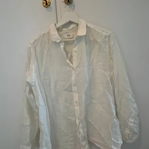 Vit linneskjorta  - Vit linneskjorta