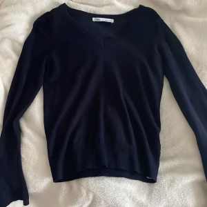 Zara tröja  - Super fin tröja från zara som är      v-ringad. Knappt använd! 