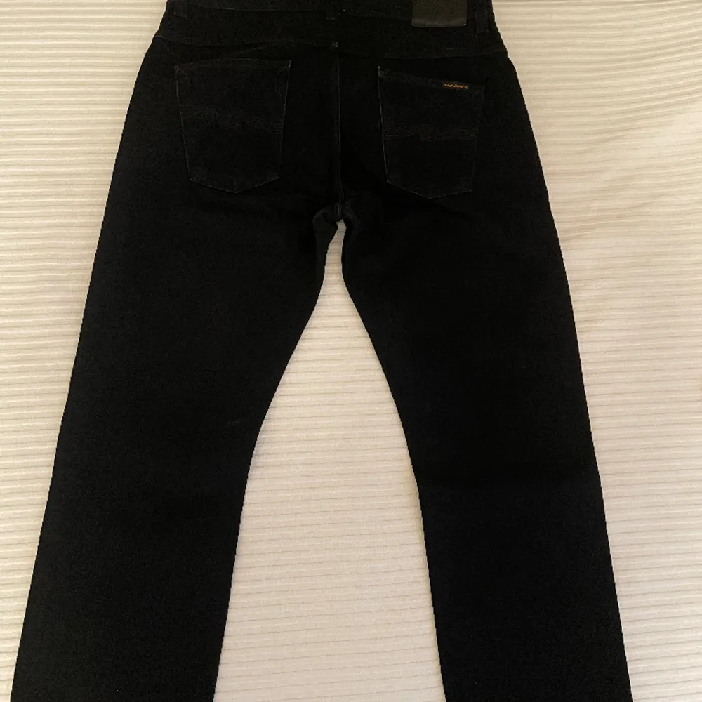 Nudie jeans. Specialist inom tillverkning av byxor.  Storlek: W33 / L30 Modell: Sleepy Sixten  Tvätt: Dry Black Selvage Material: 100% bomull Skick: 10/10 . Jeans & Byxor.