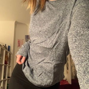 Söt blå tröja - Söt blå tröja från Zara, jag har vanligtvis storlek 36 for reference 💛