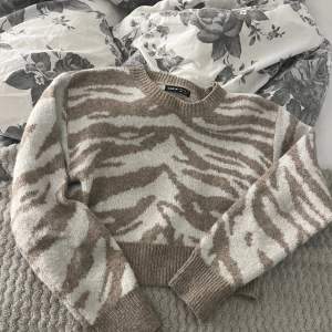Stickad tröja med zebra mönster. Använda fåtal gånger, fint skick 🩷