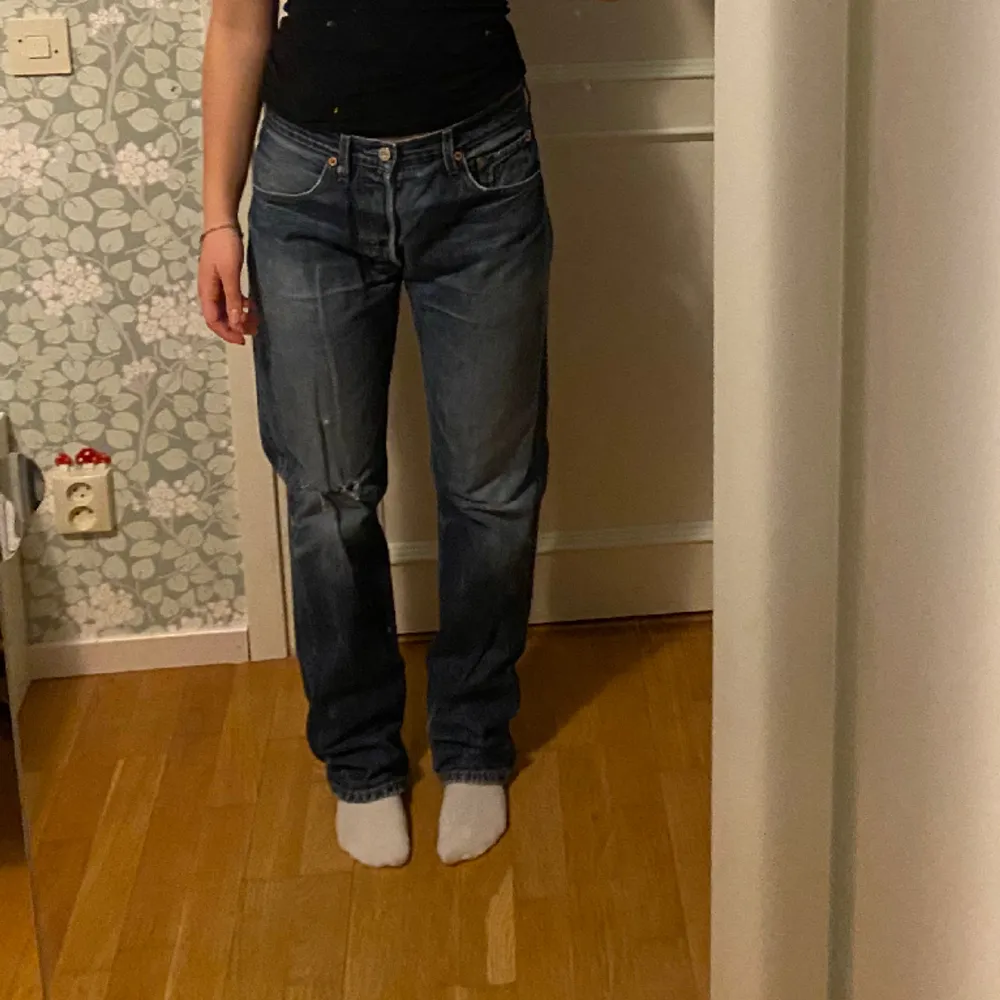 Supersnygga Levi’s jeans i modellen 501 med hål över ena knät. Passar jättebra på mig som är 174cm och vanligtvis bär byxor i storlek s. 💕 . Jeans & Byxor.