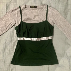 Långärmad topp y2k - Söt grön lagrad topp i okej skick 