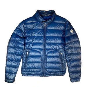 Moncler Acrous  - En fin Moncler Acrous som är i väldigt bra skick, växt ur den och vill ha en snabb o enkel deal, skick 9/10, passar S/M alltså storlek 2 moncler. Pris är diskutabelt på hur många som vill köpa, självklart äkta