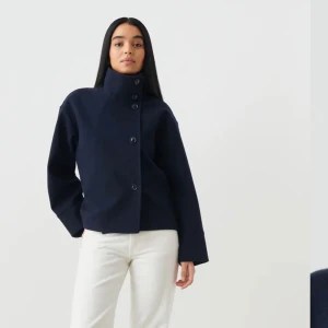 Blå kappa  - Säljer denna blå kappa ifrån gina i storlek Xs. Använd lite i våras men är i jättefint skick.🥰🥰Köpt för 599kr 