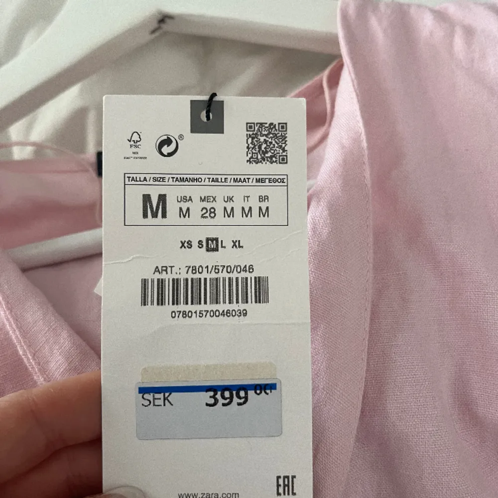 En rosa zara klänning som aldrig är använd i storleken M, nypris 400kr säljes för 200kr . Klänningar.