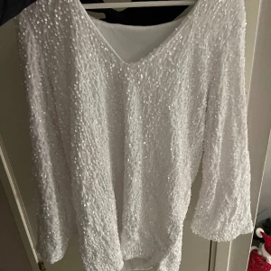 Paljettklänning med svar rosett - Säljer denna fina paljettklänningen som är kopia av HM’s populära klänning 