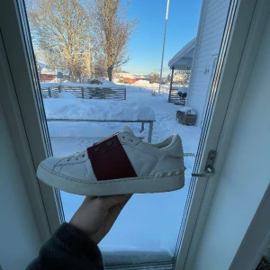 Valentino Garvani - Tja säljer mina valentinos till ett schysst pris,skick 9/10 Har ungefär använt de i 3 mån. Inget till kommer när du köper skorna! Hör av er vid frågor