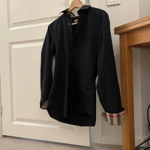 Burberry skjorta  - Säjer en svart burberry skjorta i xs. Passar dig som är 164 till 174. 