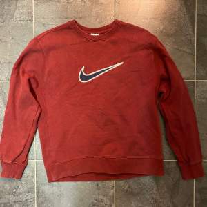 Washed Vinröd Nike sweatshirt i gott skick