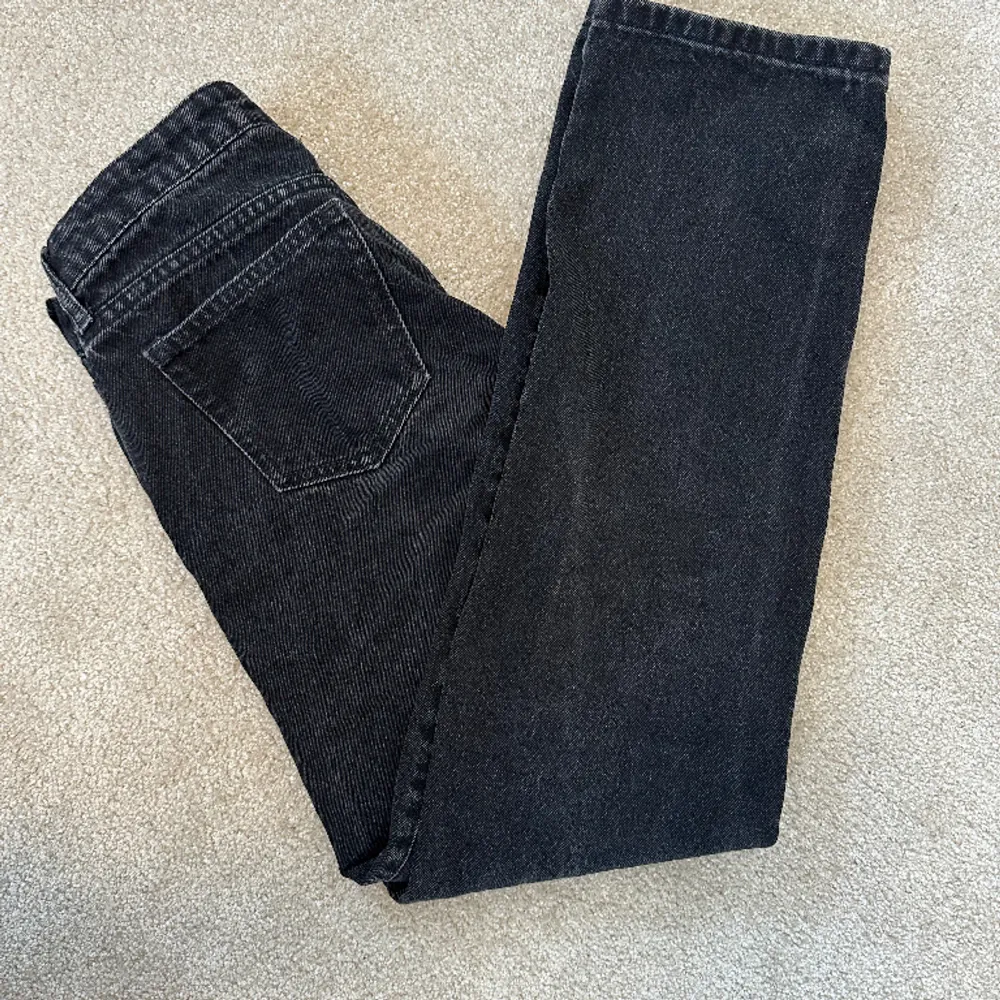 Jeans med låg midja och rak passform. 🩷 Använda men inte trasiga. Köp/buda i meddelanden.. Jeans & Byxor.