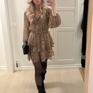 Zara klänning - Mönstrad klänning från Zara. 🩷 Använd fåtal gånger. Köp/buda i meddelanden 🤗såhär sitter den på mig som är 170.