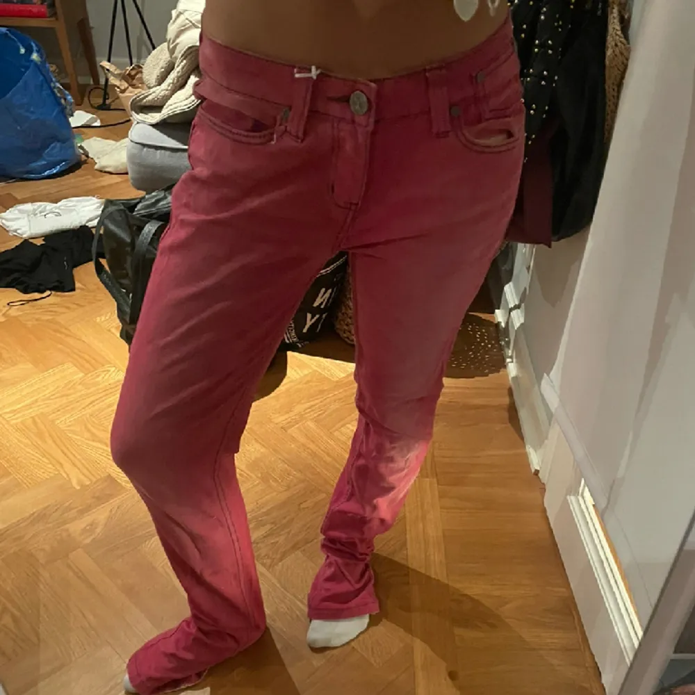 Ett par ass najs röd/rosa jeans aldrig använt. Säljer då dom är för långa för mig och har ett par liknande. . Jeans & Byxor.