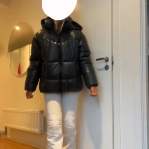 Grön dunjacka  - En grön dunjacka från zara. Den är väldigt varm och har även vattentåligt material. Använd fåtal gånger !💖💖den är grönare än vad den ser ut att va!