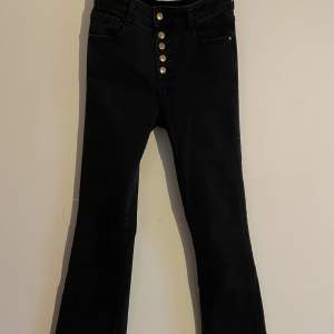 Svarta bootcut jeans från zara med guldknappar, långa!