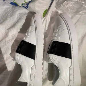 Valentino - Hej säljer ett par valentino open skor i svart och vitt åt min kompis, tyvärr så saknas det äktighetsbevis och alla og saker så därför kan jag inte lova att de är äkta och därav priset, dom är i toppen skick och är i storlek 41,5
