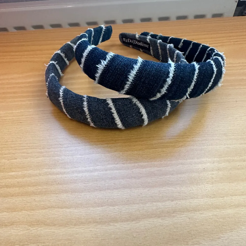 Högt jeans diadem. Välgjorda. Kan önskas i annat jeans tyg/färg. 🥰. Accessoarer.