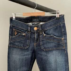 Vintage Calvin Klein jeans. W: 28. Midjemått: 37 cm och innerbenslängd 81 cm