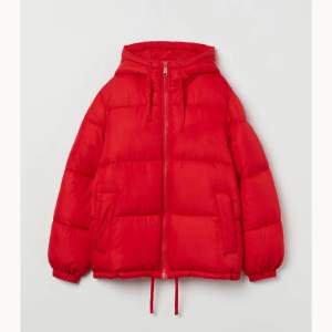 Säljer denna jätte mysiga röda jackan från H&M, eftersom den inte kommer till någon användning.💗Den är varm och skön, vilket passar perfekt till både vintern och våren. Den är dessutom slutsåld på hemsidan i alla storlekar.💗 Ordinarie pris är 549kr