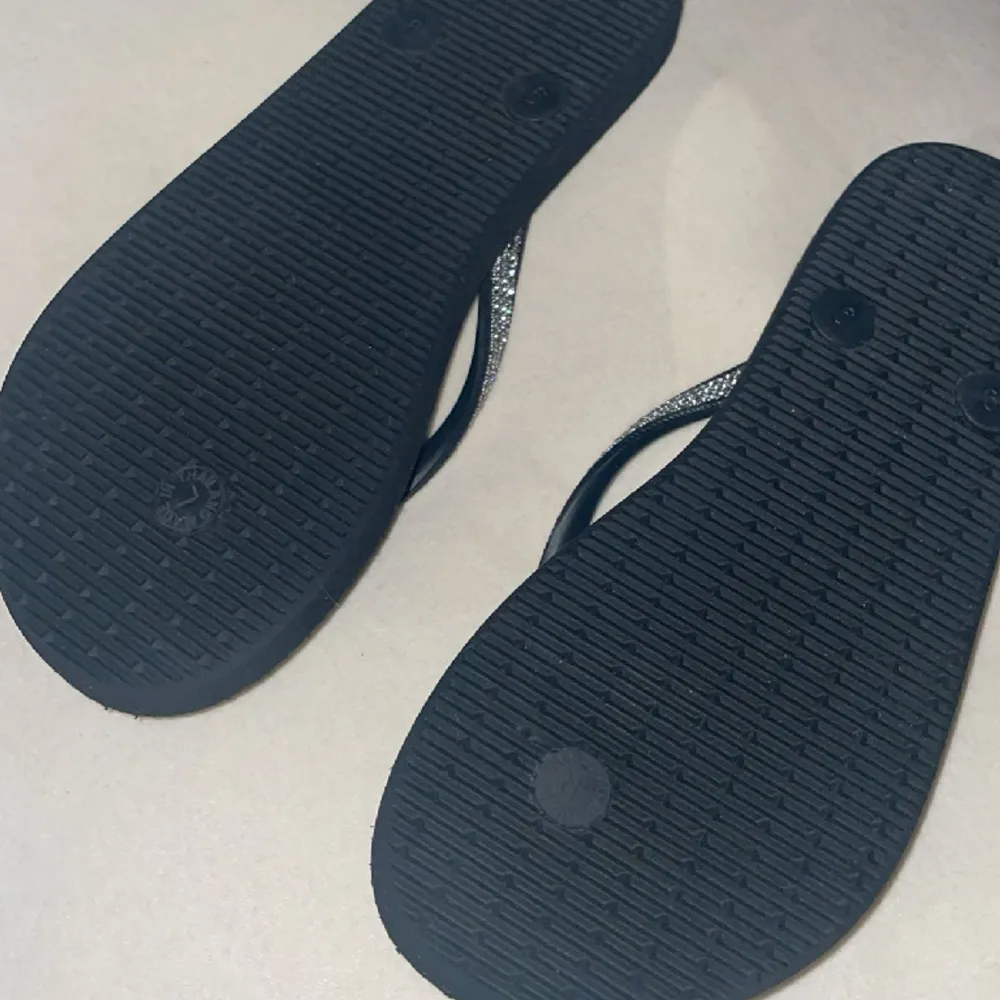 Aldrig använda! Fina svarta sandaler med glitter. Säljer eftersom dem är för små.💕. Skor.