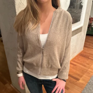 Zip kofta - Asnice zip kofta i en fin brun färg!🥰🦋 Vet tyvärr inte märke då jag köpte den i en affär utomlands och den saknar lapp¡ Är M-L men passar även S!