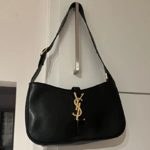 Väska i äkta läder - Säljer då den inte kommer till användning  