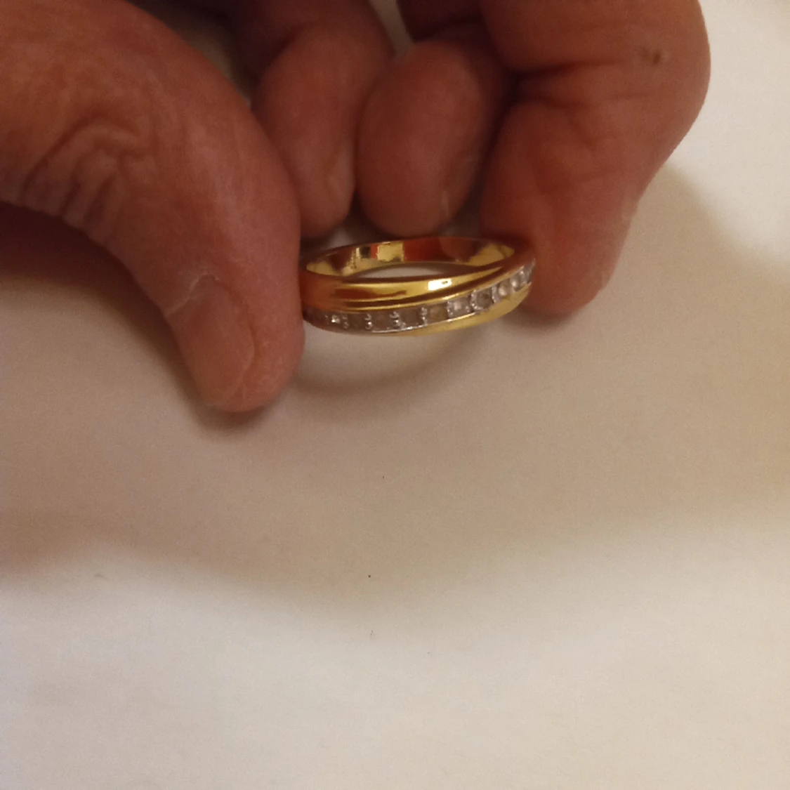 Stor ring med vita stenar guldfärgad stl 9 /10 - 91