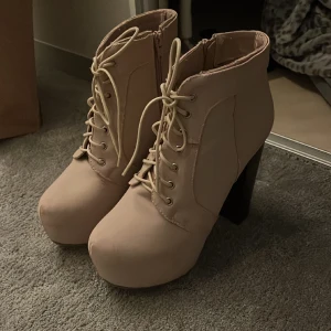 Vintage klackskor - Ursnygga rosa klackskor köpt vintage.  De är aldrig använda av mig men eftersom de är second hand så har de några defekter. Skriv för fler bilder och bilder på defekterna! Märke: tiamo