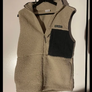 Columbia fleece väst - Columbia fleece väst i storlek S, köpt för 849kr. Använt fåtal gånger! Skriv för frågor eller liknande. 