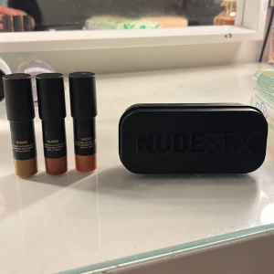 Nudestix  - Bronser, blush & highlight stick från nudestix. Endast använts med borste ett fåtal gånger. Nypris 328kr🩷