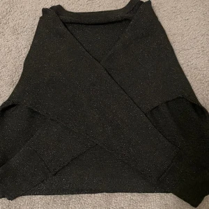 Glitter tröja  - Fin tröja från Kappahl aldrig använd dock är lappen bort klippt! Lite korstare i modellen jättefint och ha ett linne under kan jag tänka mig ❤️