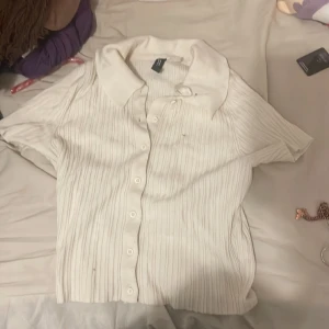 Skjorta/ blus - För referenser jag är 155cm, vill sälja för andvänder inte längre, i bra skick och inga fläckar eller hål, den är andvänd men inte super mycket