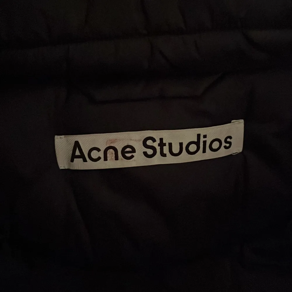 Vinterjacka från Acne studios använd fåtal gånger. Felfritt skick förutom ett hål på vänster arm som har reparerats. Storlek M sitter bra på mig som är 184. Jackor.