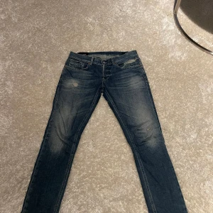 Dondup George  - Säljer nu dessa Dondup George jeans i strl 33! Dom är i jättebra skick då dom ej är använda så mycket! Tveka inte på att höra av dig om frågor eller funderingar!