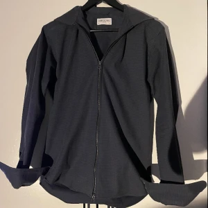 John Henric overshirt  - John Henric overshirt/skjorta köpt för 900kr säljer nu för 449kr. Använt endast en gång. Skriv för frågor eller liknande 